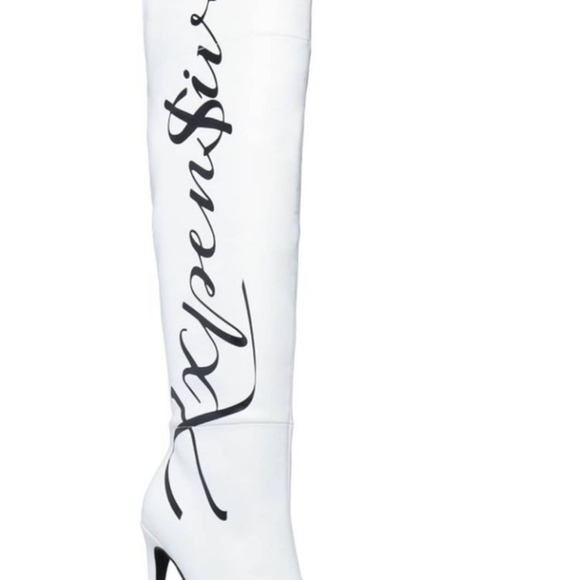 Boot's - Picture 1 of 1